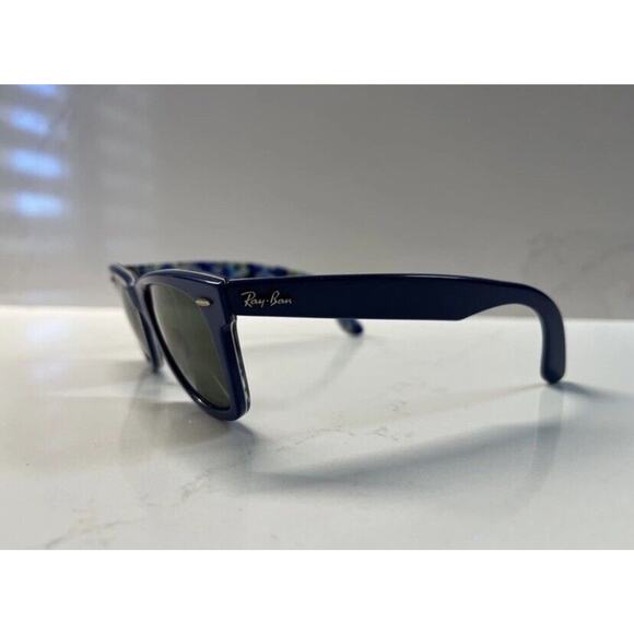 Ray-Ban Wayfarer sunglasses. Exterior frame color in blue interior floral Print - Picture 3 of 11
